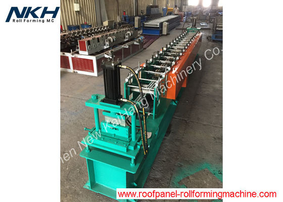 comprare Il metallo della pagina di porta dello strato lamina a freddo la formazione facendo la macchina con la funzione di perforazione del foro, rotaie di porta della guida online manufacture